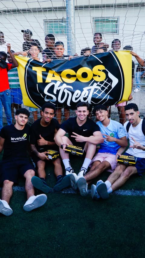 Grupo torneo futbol con banner